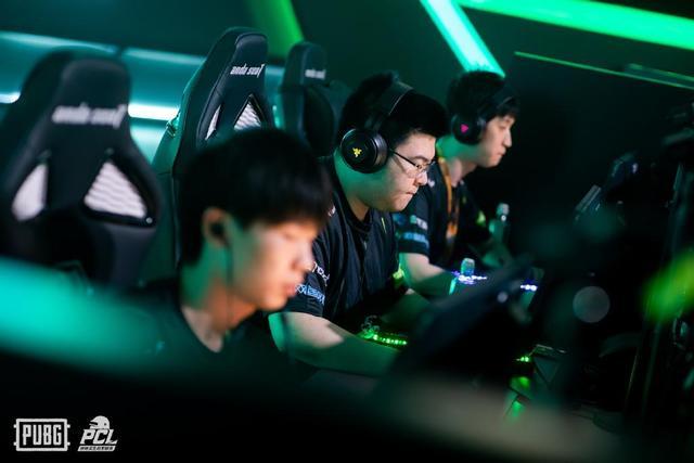 的背景下做 的背景下做