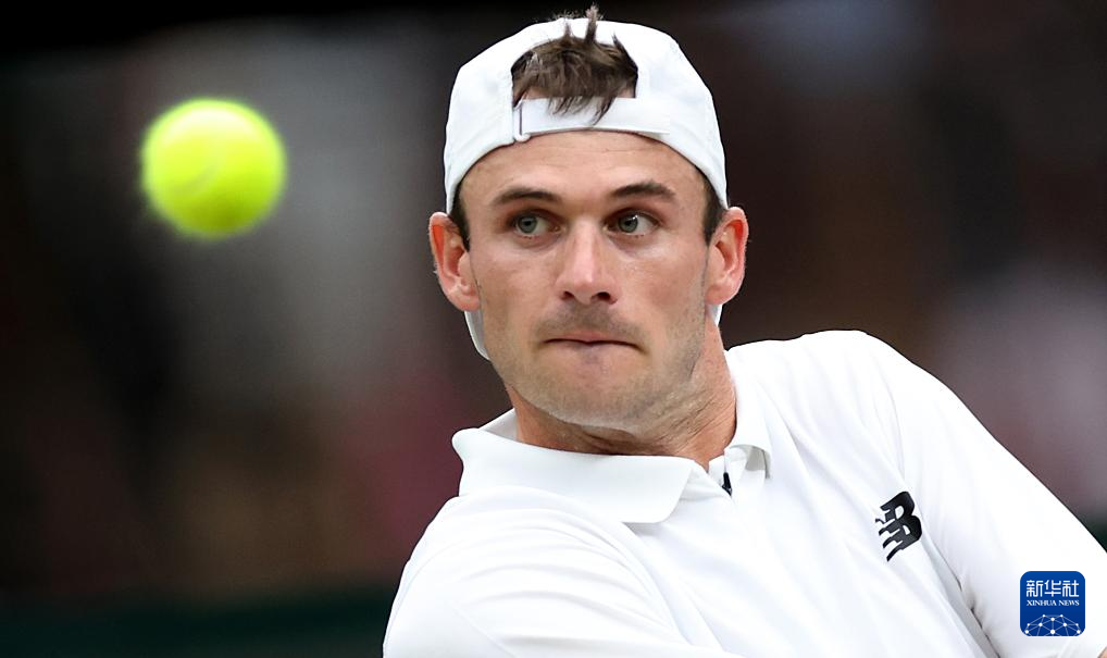 她经历了纳 她经历了纳