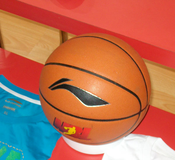 身面向球门 身面向球门